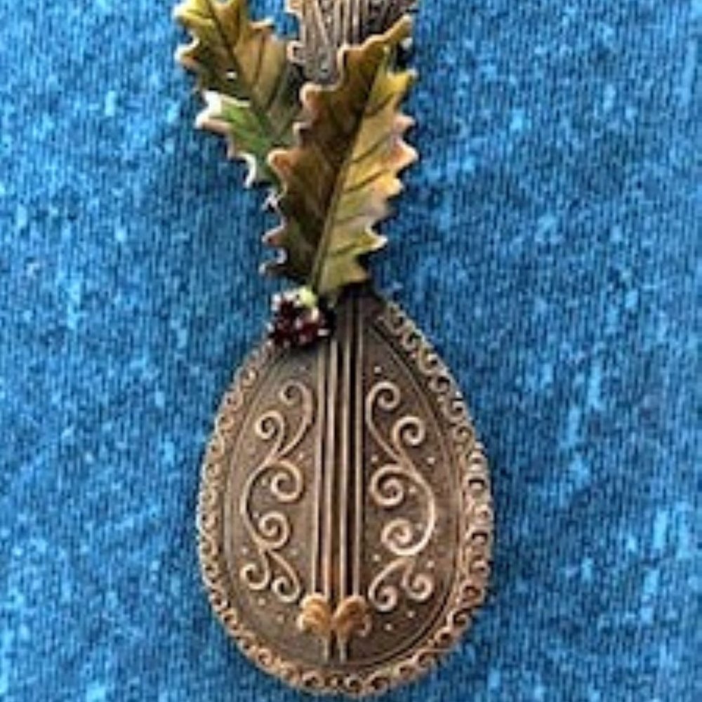 Detailed Mandolin Pin with Holiday Theme